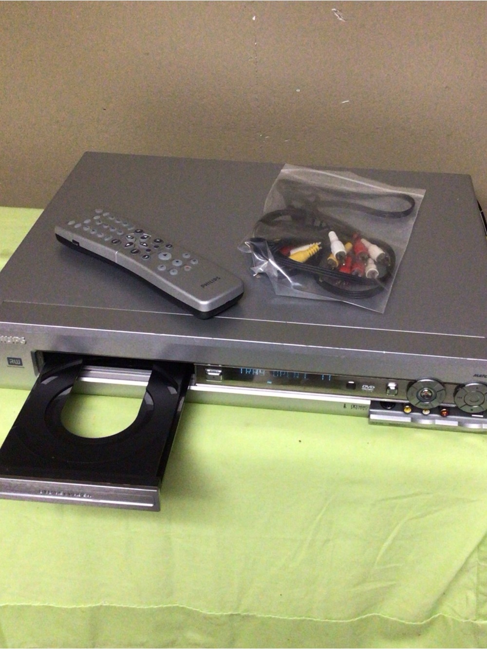 Philips DVD Recorder Player Burner with Connection Cables and remote. DVD R80.